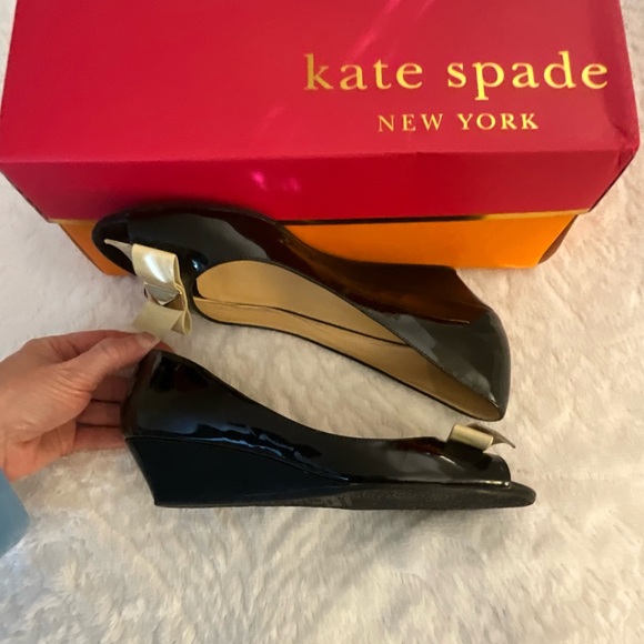 Kate Spade Wedge Peep-Toe Shoe, Black Patent Leather w/Ivory Bow, Size 7 - Picture 2 of 7